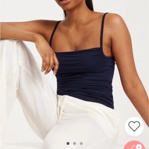 Nelly linne  - Köpt förra året, storlek xs men stor i storleken så sitter som en s. Har samma linne i vitt som jag också säljer. Ser skrynkligt ut på mina bilder men det slätas ut när man har det på sig 