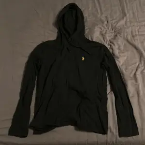 Säljer nu denna hoodie då den har blivit för liten. Hoodien är väldigt tunn och är perfekt till sommarn. Den har förövrigt inga defekter. Hör gärna av er vi frågor!