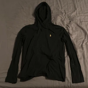 Polo Ralph lauren hoodie - Säljer nu denna hoodie då den har blivit för liten. Hoodien är väldigt tunn och är perfekt till sommarn. Den har förövrigt inga defekter. Hör gärna av er vi frågor!