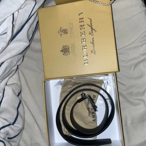 Burberry bälte - Äkta burberry bälte, pris diskuteras ifall man är intressant. Mer frågor kom DM