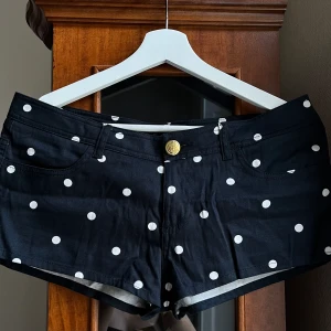 Prickiga shorts, hotpants - Prickiga shorts/hotpants, oanvänd med prislapp.