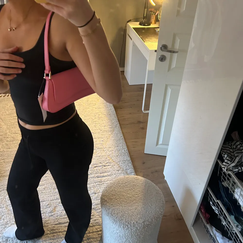Säljer denna rosa väska som är helt oanvänd. Köp på Ginatricot och passar perfekt till en helsvart eller helvit outfit💕☺️. Asusteet.