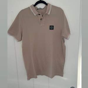 Tjena! Säljer en sjukt snygg stone island piké size S skick 10/10