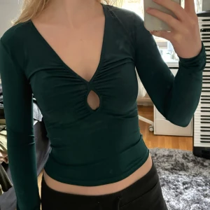 Grön topp - Säljer denna snygga topp från Bikbok då det inte riktigt är min stil längre. Endast använd en gång så den är i nyskick