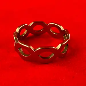 En ring i rostfritt stål med en diameter på ca 16 mm