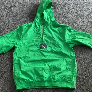 Calvin Klein vårjacka - Riktigt snygg Calvin Klein jacka i mycket bra skick, 9/10. Hör av er om ni vill köpa.