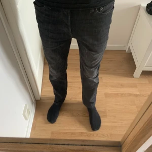 Slim jeans - Säljer nu mina jack and Jones slim jeans då jag inte har någon användning av dem. Storlek 30/32