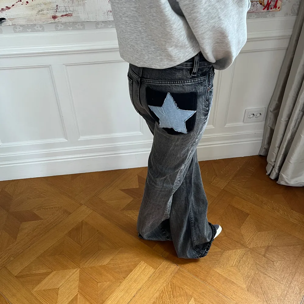 Bootcut jeans med baggy fit  från zara med tillsydd stjärna på rumpan. Innerbenslängd 84 cm Midjemått 70 cm. Jeans & Byxor.