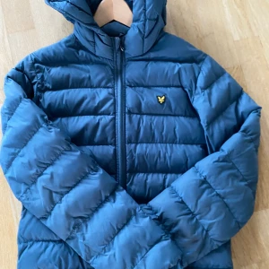 Lyle and Scott dunjacka - Bra skick, storlek 14-15 år, 164-172. Lite sliten längst ut på vänstra ärmen men annars i perfekt skick! Hör av dig om du har frågor ✌️
