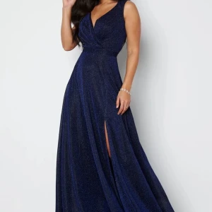 Balklänning, Glitter Wrap Maxi Dress, Goddiva, XS (8UK) - Fin glittrig klänning perfekt till bal eller fest!   Mindre tråddragningar av glitter tråden, knappt synligt. Mini reva som ej syns vid användning.  