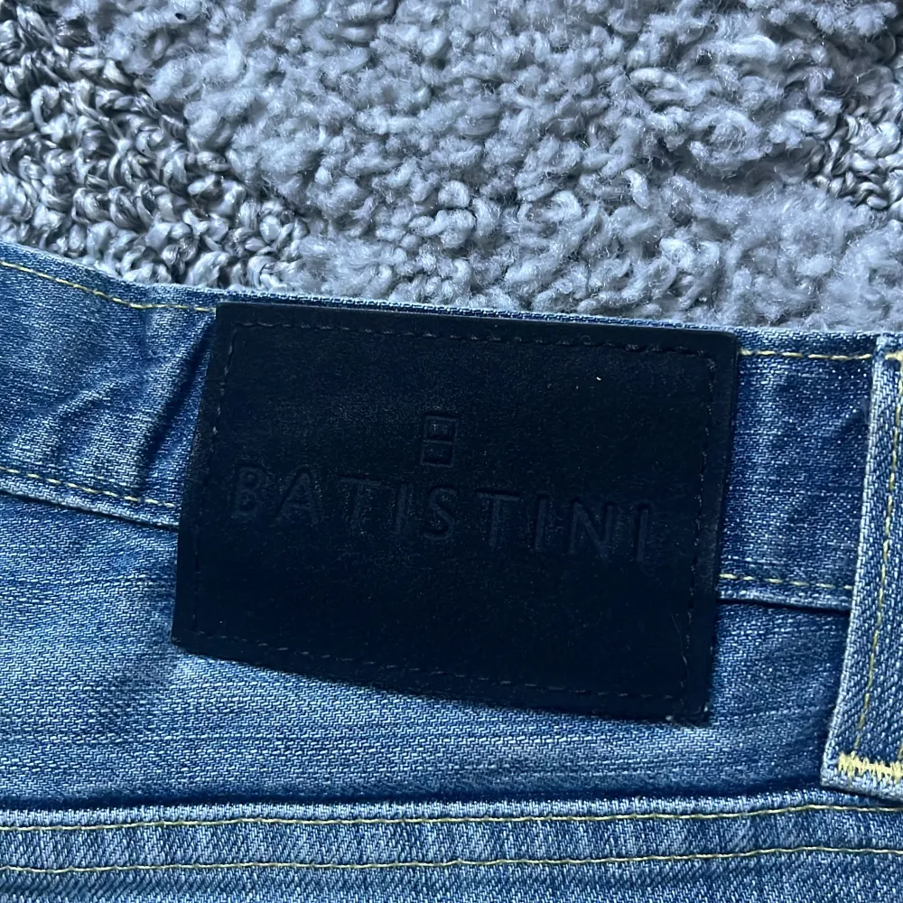 Gammalt par jeans fick dom av en vän, säljer för de inte är min still och dom sitter bra väldigt baggy snus märke i en ficka men annars inget mer än så. (Pris kan diskuteras). Jeans & Byxor.