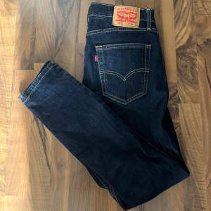 Stilrena Levis jeans som passar till mycket. Hög kvalitet med nyskick. Original pris: 1099kr. Hör av dig vid frågor!