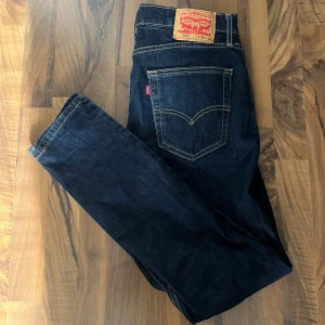 Levi’s Jeans 512 slim, blå - Stilrena Levis jeans som passar till mycket. Hög kvalitet med nyskick. Original pris: 1099kr. Hör av dig vid frågor!