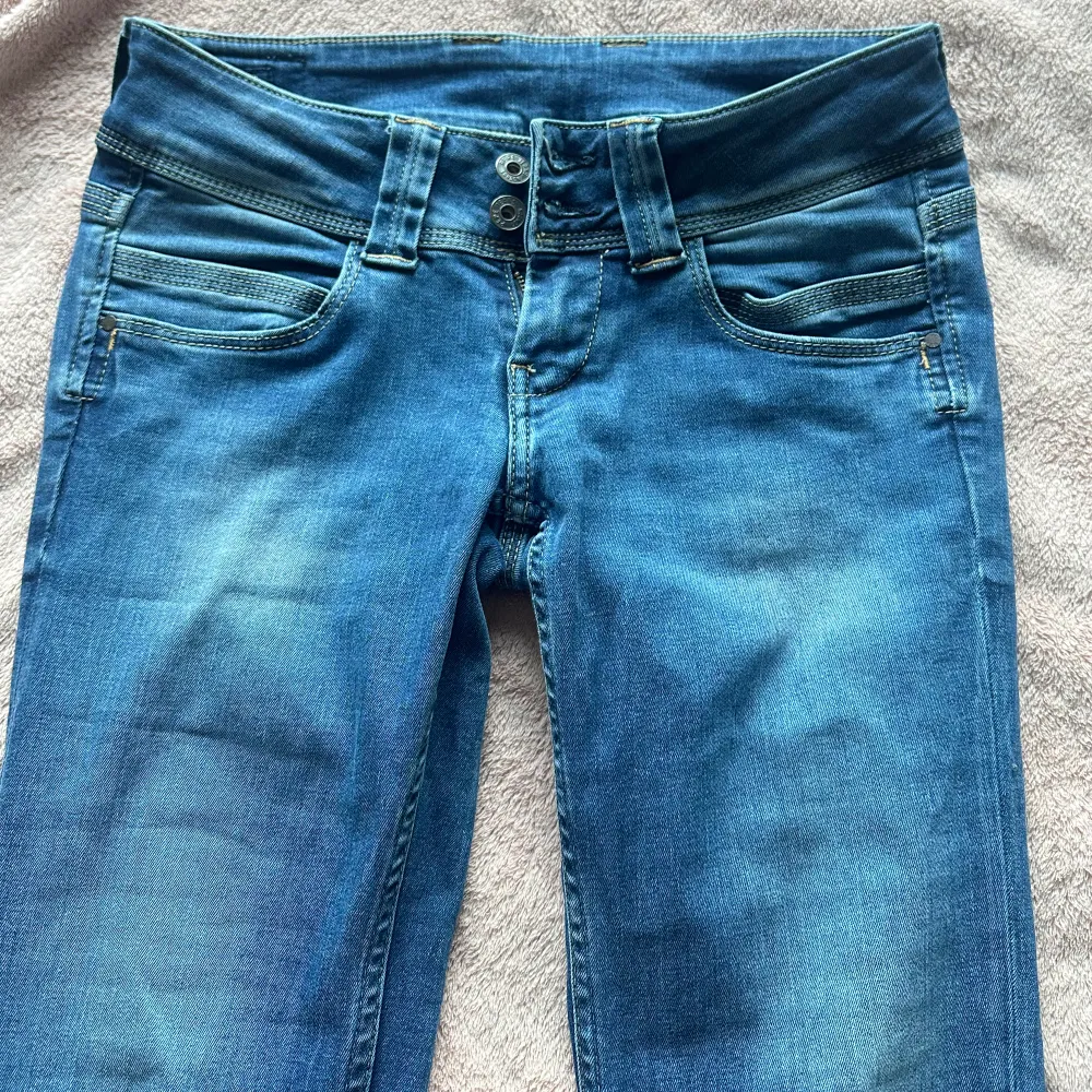 Säljer mina lågmidjade pepe jeans som har sååå himla fin färg och det är fint med två knappar . Jeans & Byxor.
