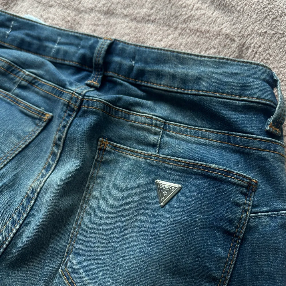 Säljer helt nya guess jeans som jag endast har provat. De har en cool detalj på bakfickan och är lågmidjade! Ursnygga men tyvärr för små. Jeans & Byxor.