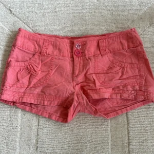 Shorts  - Säljer domma super söta rosa shortsen i storlek S, måttet är 38 från höfterna💕 Dom är köpa här på plick och säljer dom då dom tyvärr inte passade så hoppas att någon annan kan få användning av dom❤️ Köpte för 200 så säljer för 175 + frakt.