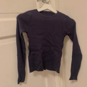 Säljer denna marinblå stickade tröjan då den inte kommer till användning! 😊 den är använd få gånger så fof i bra skick, kom priv vid frågor!
