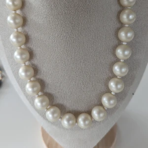 Vintage pärlhalsband/creamefärgad - Fint pärlhalsband i fint begagnat skick. Material ospecificerat, därför kategoriserat under 'Övrigt material'. Vikt: 39 g.