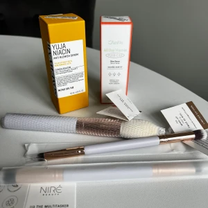 Hudvård  - Helt nya oöppnade produkter   All Day Vitamin Pure C 5.5 Glow Serum 30ml 140:-  Yuja Niacin 30 Days Blemish Care Serum 50ml 150:-  Niré 305 Radiant Blush Brush 50:-  Niré 113 The Multitasker Brush 50:- 