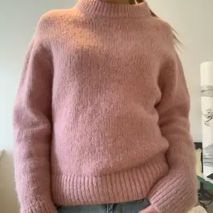 Jätte fin rosa stickad tröja från & Other stories i 100% ull
