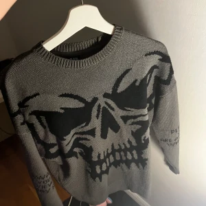 Sweatshirt - Säljer denna stickade sweatshirten, klass skick, inga skador eller defekter. Pris kan diskuteras 