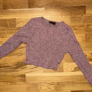 Träningstopp  - Köpt för många år sen, i nyskick, färgen är svår att få till på bild då den är mer rosa och inte så kall som på bilderna. Bild 1 är mest lik färgen skulle jag säga 