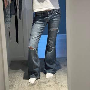 Världens Snyggaste lågmidjade bootcut jeans!! Midjemått: ca 36 cm rak över, innerbenslängd: ca 71cm❣️❣️