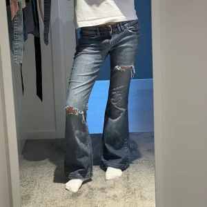 Lågmidjade bootcut jeans  - Världens Snyggaste lågmidjade bootcut jeans!! Midjemått: ca 36 cm rak över, innerbenslängd: ca 71cm❣️❣️