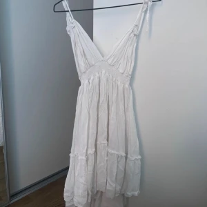 Klänning  - Jättefin klänning!💞 köpt utomlands så finns ingen storlek men skulle säga den är en xs/S med stretch i☺️💞