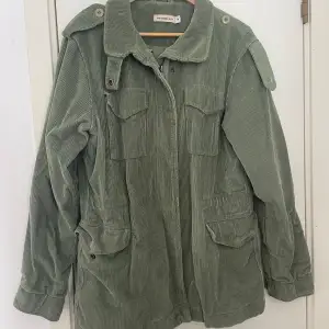Militärgrön jacka med coola detaljer! 