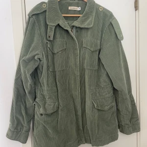 Jacka - Militärgrön jacka med coola detaljer! 