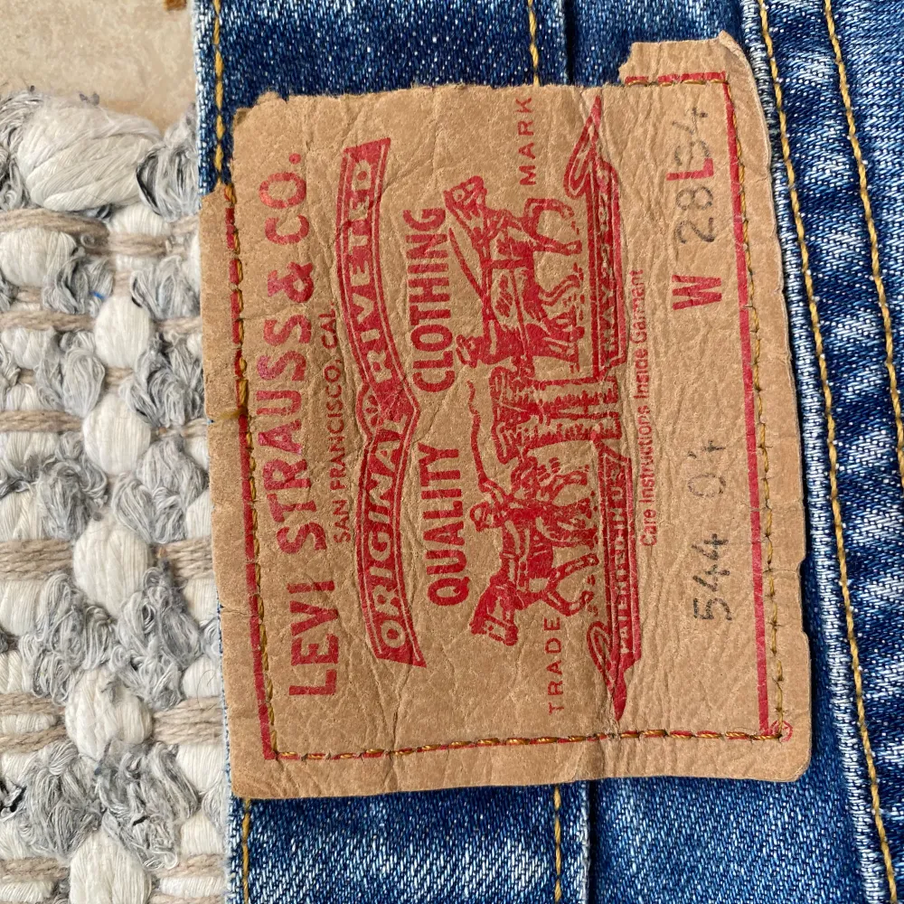 Supersnygga lågmidjade levis jeans som är bootcut !! Det är modellen 544. De är i storlek 28 / 34 , så typ xs / s .  Om man inte är så lång kan man ju såklart sy upp de💕 Perfekt ljusblå färg nu för våren!!. Jeans & Byxor.