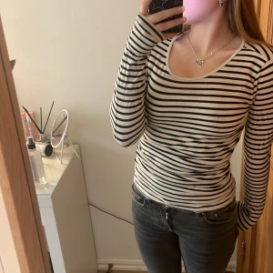 Fin hm topp - Jätte fin men har 2st fläckar men syns inte när den e på inte min stil så säljer den här💗
