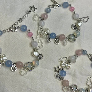 Rosa & Blått Pärlarmband  - Nyskick. Priset avser ett armband. Kan mötas upp i Örebro. Super fint armband 🌸🫶🏻