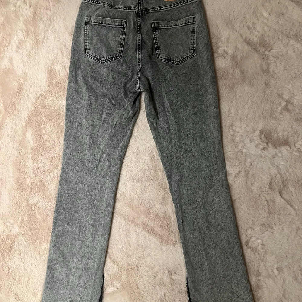 Skitsnygga grå jeans från zara stl 40 i rak modell med slits längst ner. Älskar dessa men har tyvärr blivit förstora.. Jeans & Byxor.