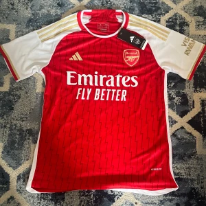 Arsenal matchtröja  - Helt ny matchtröja  Med tag  Size S Fraktar inom 24 timmar