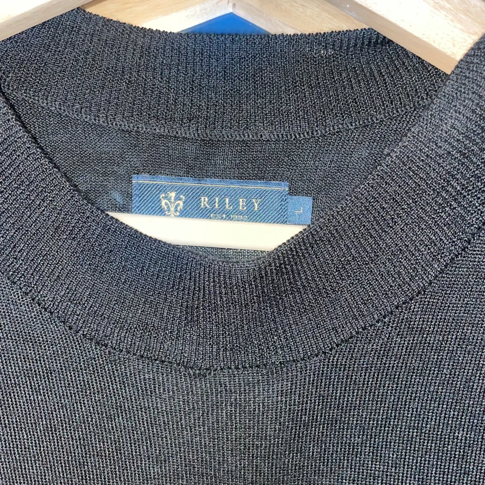 Riley stickad merino tröja aldrig använd och i väldigt fint skick och är köpt för 900. Den är storlek L men passar även dig som använder s och m i storlekar. Priset kan diskuteras och var inte rädd för att ställa några frågor:). Stickat.