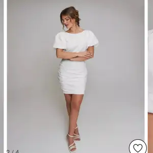 Säljer denna vita klänningen från Nelly i strl 34, endast provad och alla lappar sitter kvar. Säljer för att jag inte hann skicka tillbaks