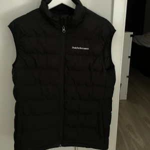 Peak performance  -  helt oanvänd inga skador alls. Säljer den då den var för liten för mig. Priset är inte hugget i Sten.