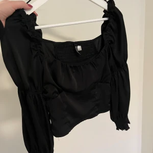 Svart topp - Säljer denna svarta topp i stl 36. Använd fåtal gånger, i fint skick.