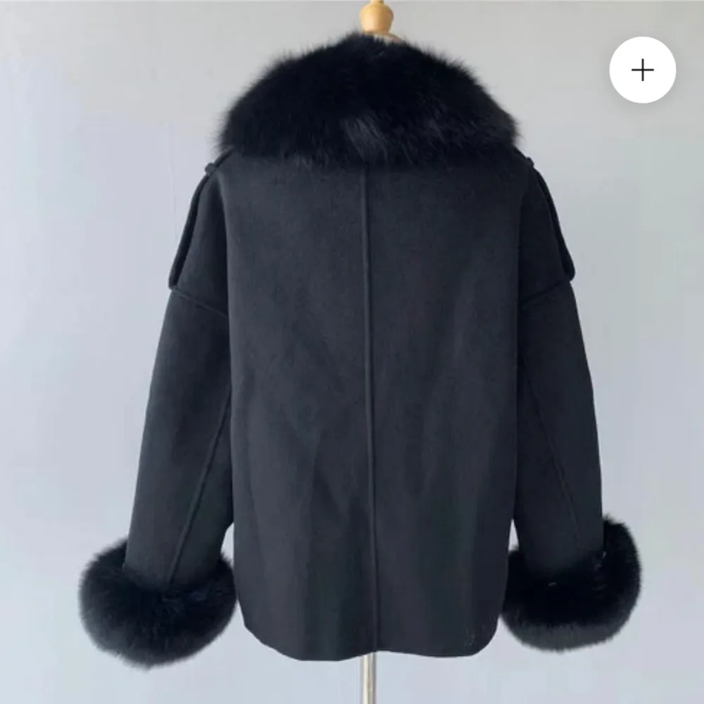 Säljer min stephanie jacket ifrån fur Stockholm i storlek S. Använda med försiktighet så är som helt ny! . Jackor.