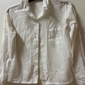 Skjorta/Blus - Så fin skjorta/blus med fina detaljer, perfekt nu till vår och sommar!🤍