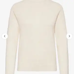 Jag säljer denna stickade tröjan från veromoda som är andvönd så den är nopprig 