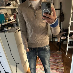 Merino ull tröja  - Stilren Merino tröja från Oscar Jacobson. Skick 9,5/10