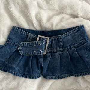 Kort midja kjol  - En jätte fin 2000s  kjol jag fick av en vän men som tyvärr inte kommer till användning 🥺💕💕  Längd: 23,5 cm  Midja: 80 cm Höft: 89,cm 