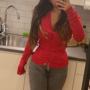 Söt röd kofta/tröja  - Köpte på second hand för några år sen, jätte fin med lågmidjade jeans. Det är två knappar som är borta men det syns inte när man har på sig den. Den funkar som tröja och kofta. 🤍