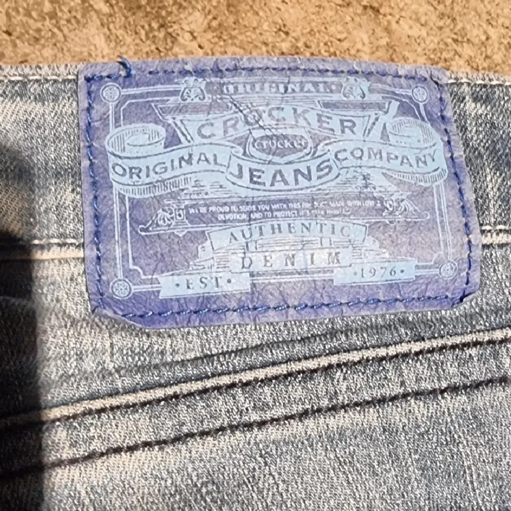 Fina y2k vintage lowrise jeans från Crocker. Storlek XS \S enligt mått:  Midja: 35 CM. Innerbenslängd 70 CM. Har några fläckar på knäna, kanske går att få bort. Därav pris. Men syns inte så mycket när man har dom på sig :). Jeans & Byxor.
