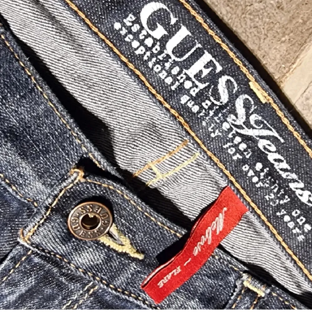 Superfina vintage y2k GUESS jeans.  Lowwaist och flare. Köpta i USA nån gång under 2000-talet. Storlek S. (W29). Midja: 38, innerbenslängd: 74 CM. Kom med prisförslag OM DU HAR TÄNKT FULLFÖLJA KÖPET! . Jeans & Byxor.