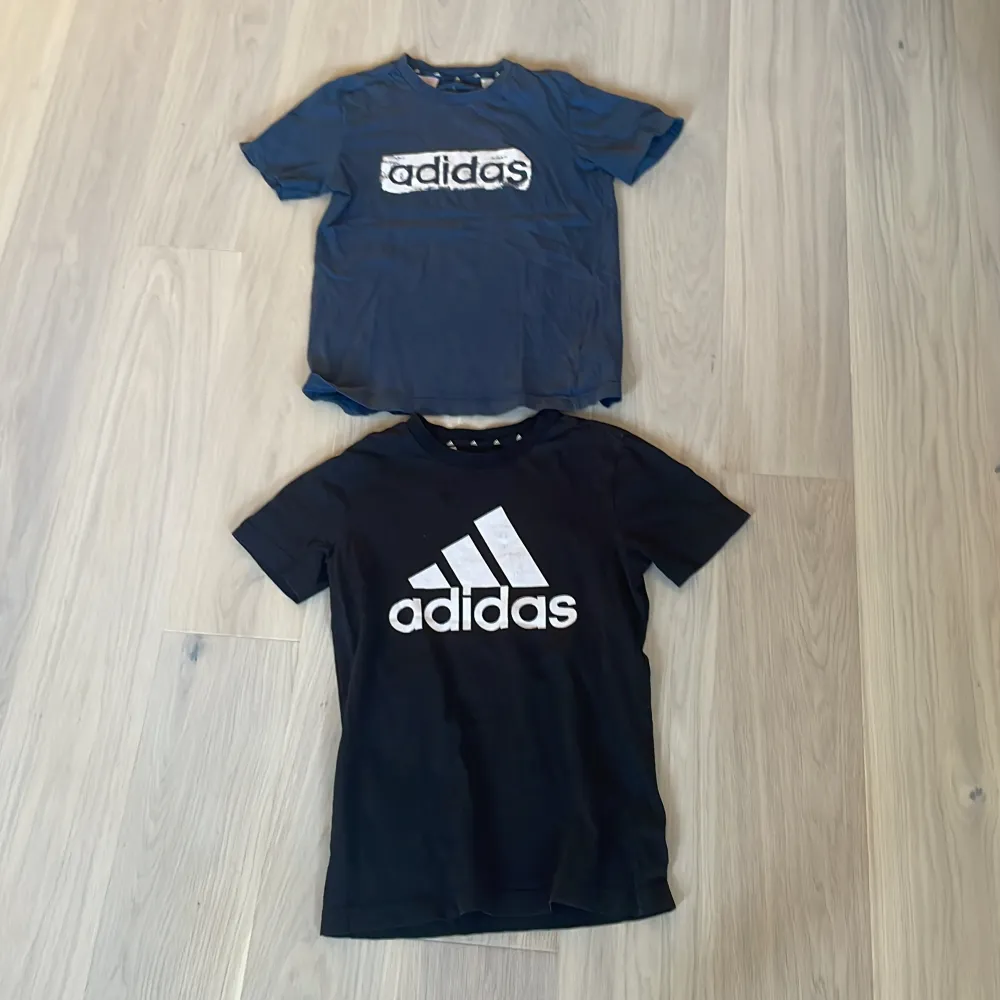 2 stycken adidas t-shirts i storlek 152. Båda är i använt skick. Den svarta har 2 mindre fläckar (se bild) där av lägre pris! Båda för 100kr. T-shirts.