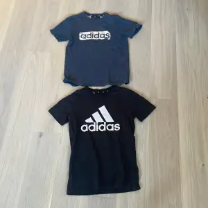 2 stycken adidas t-shirts i storlek 152. Båda är i använt skick. Den svarta har 2 mindre fläckar (se bild) där av lägre pris! Båda för 100kr